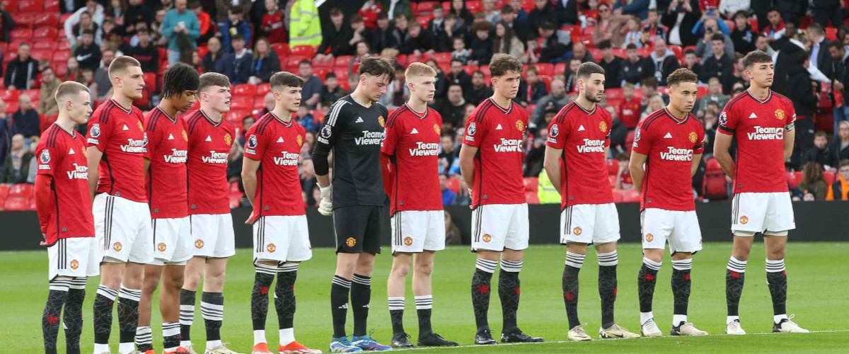Manchester United U21 podczas minuty ciszy w ramach upamiętnienia tragedii na Hillsborough.