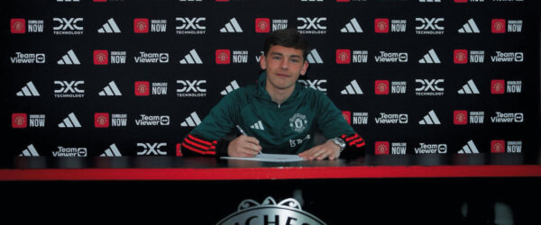 Shea Lacey po podpisaniu kontraktu z Manchesterem United